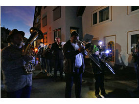 Sankt Martin Laternenumzug durch die Stadt (Foto: Karl-Franz Thiede)